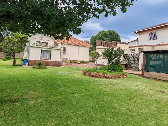 3-Bedroom house for sale in Observatory with spacious garden and ample parking.