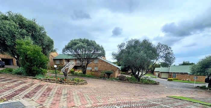 Die Hoewes Apartment For Sale: 2 Bedrooms, pool, security, garage, and parking.