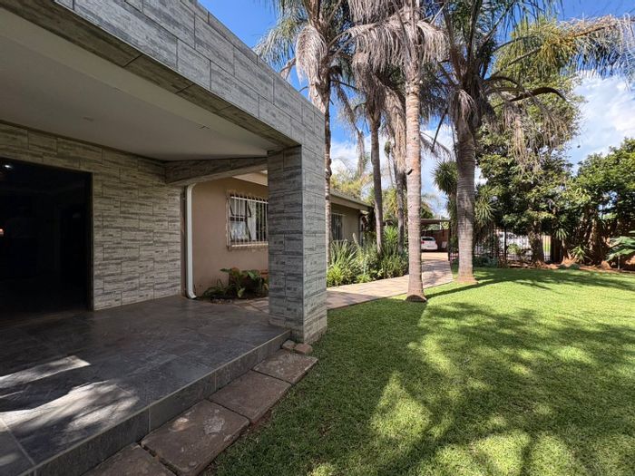 Flimieda House For Sale: Spacious living, pool, garden, and ample parking.