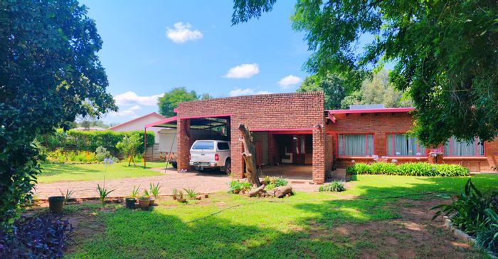 For Sale: 3 Bedroom house in Modimolle Central with off-grid solar and borehole.