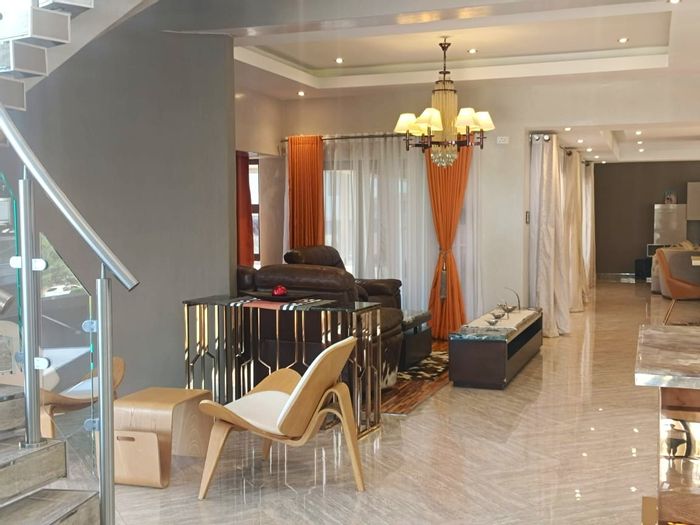 For Sale: House in Woodhill Estate with 5 beds, pool, gym, and bar.