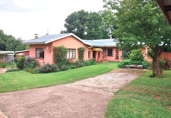 Greendale House To Rent: 2 Bedrooms, garden, pet-friendly, shared property access.