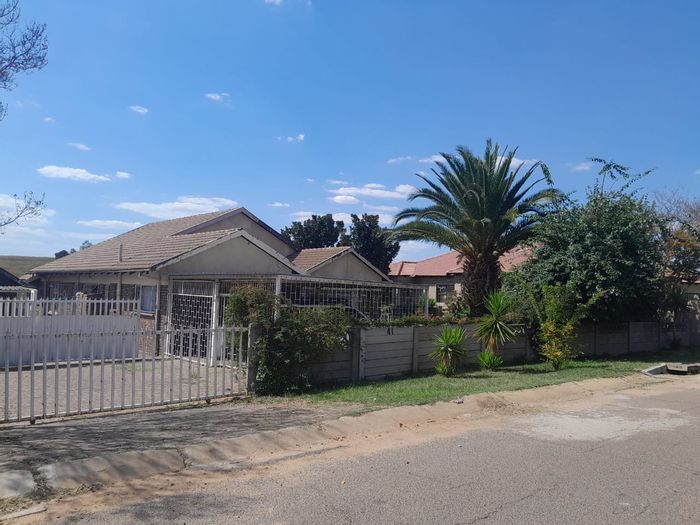 Pine Ridge House For Sale: 4 beds, bachelor flat, double carport, spacious yard.