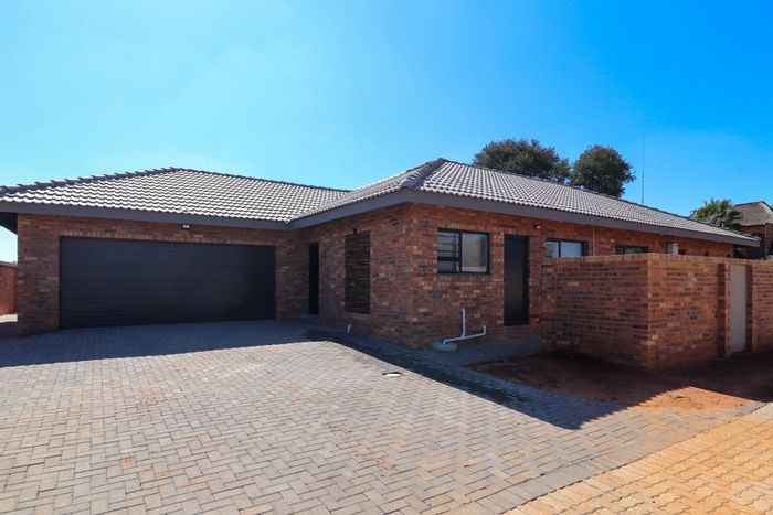 Flamwood Townhouse To Rent: 3 beds, pet-friendly, private garden, double garage.