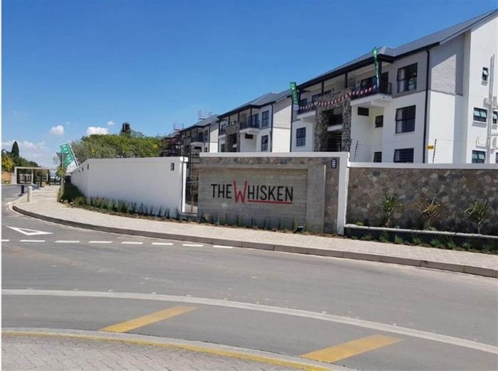Kyalami Apartment To Rent: Smart home features, pool access, secure living.