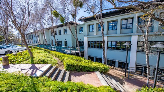 Commercial property in Sandown to rent: standalone building with prime access and amenities.