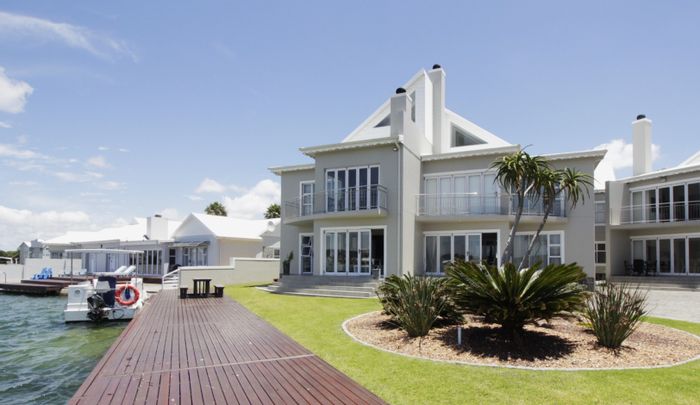 For Sale: Apartment in Marina Martinique with 3 bedrooms, double garage, and canal access.