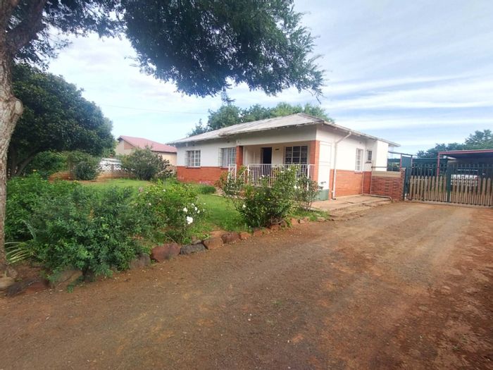 Wilgehof House For Sale: 3 bedrooms, flatlet, spacious kitchen, and ample storage.