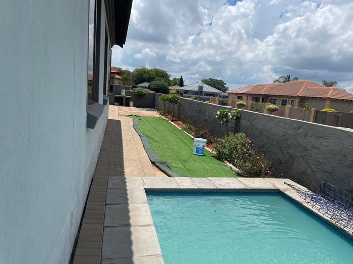 For Sale: House in Amandasig with 4 beds, pool, entertainment area, and security.