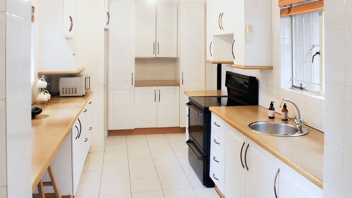 Fourways House To Rent: Fully furnished, big garden, inverter system, pet-friendly.