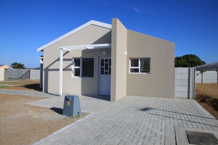 Gonubie House For Sale: 2 bedrooms, secure estate, phone gate access, enclosed yard.