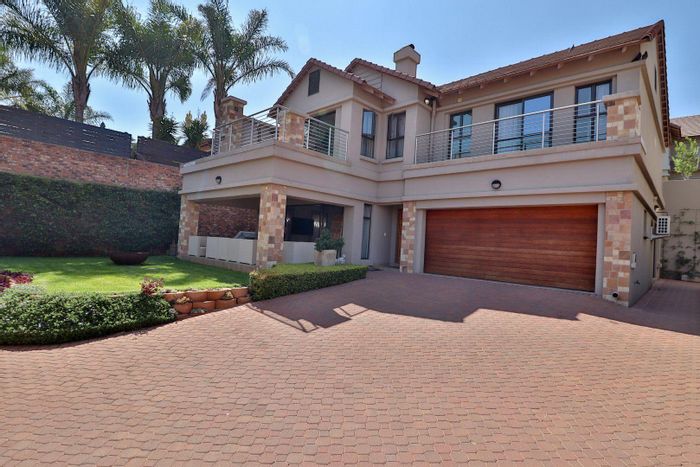 House To Rent in Bedfordview Central: 4 beds, garden, double garage, close to amenities.