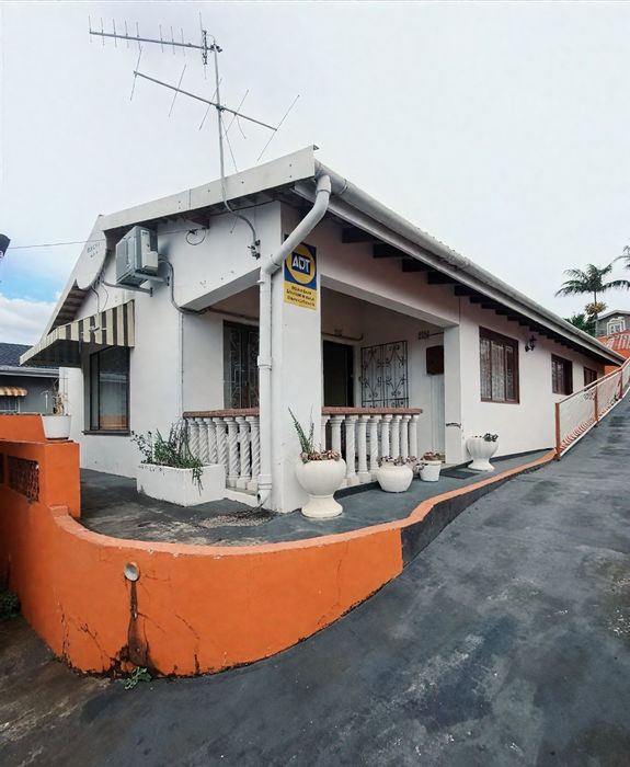 For Sale: House in Shallcross with flatlet, secure parking, and spacious layout.
