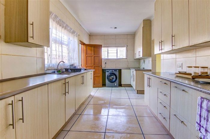 House for Sale in Kempton Park Ext 5: 3 Bedrooms, 2 Bathrooms, Garage.