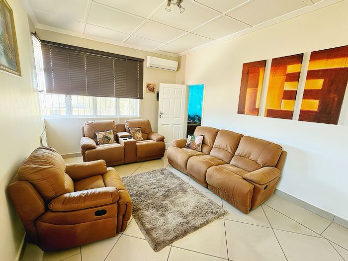 Bulwer Apartment For Sale: 2 Bedrooms, Air-Conditioning, Secure Block, Versatile Half-Room.