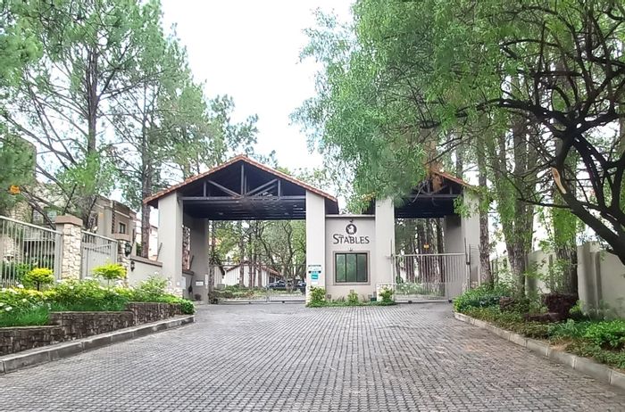 Lonehill Apartment To Rent: 2 beds, double garage, pools, clubhouse, private patio.