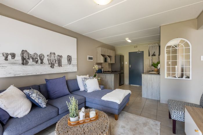 For Sale: 2-bedroom apartment in Woodlands Place with private garden and amenities.