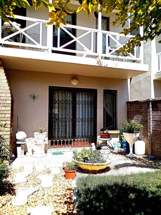 Charlo Townhouse For Sale: 2 beds, pet-friendly, built-in braai, parking included.