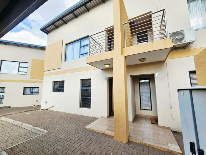 For Sale: House in Raslouw with 3 beds, garden, and open-plan living.