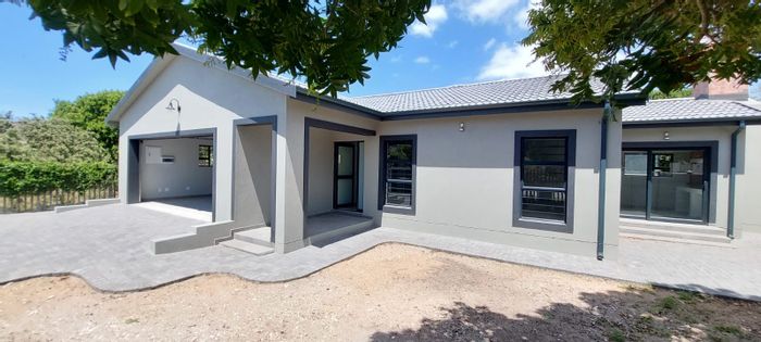 For Sale: House in Aston Bay with 3 bedrooms, double garage, and braai room.