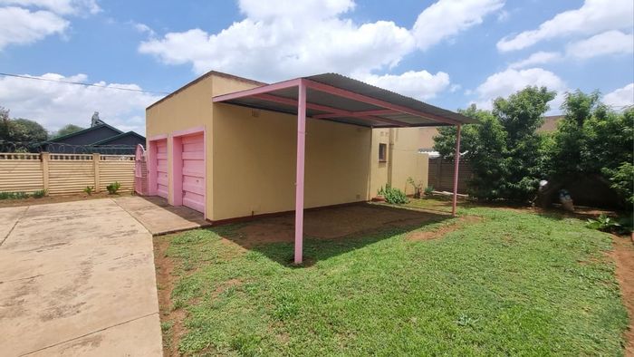 For Sale: House in Sprincol with 3 bedrooms, garage, and security features.