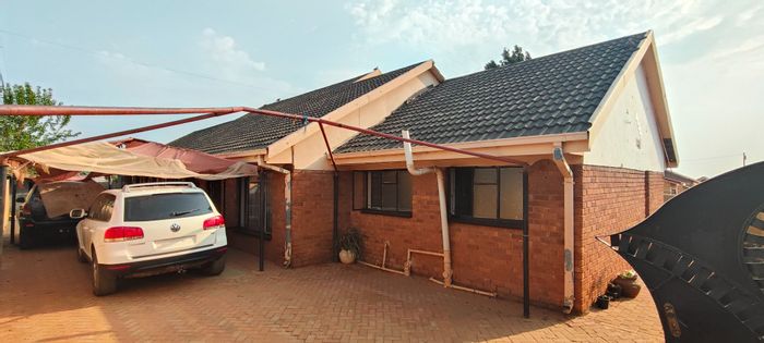 Jouberton House For Sale: 4 beds, 4 baths, double garage, ample parking.