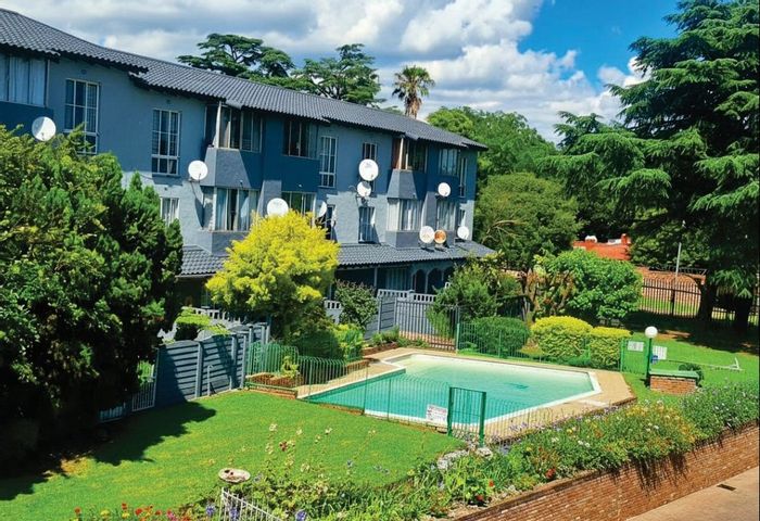 Lyndhurst Apartment For Sale: 1 bed, pool access, secure parking, 24-hour security.