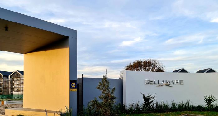 To Rent: 2-Bedroom Apartment in Summerstrand with pool, gym, and sea views.