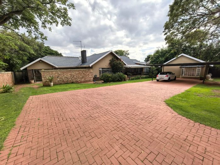 To Rent: 1-Bedroom Apartment in Florida Park with secure parking and utilities included.