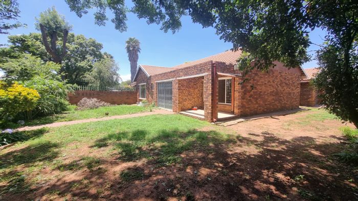 Dual homes for sale in Unitas Park, ideal for rental income and families.