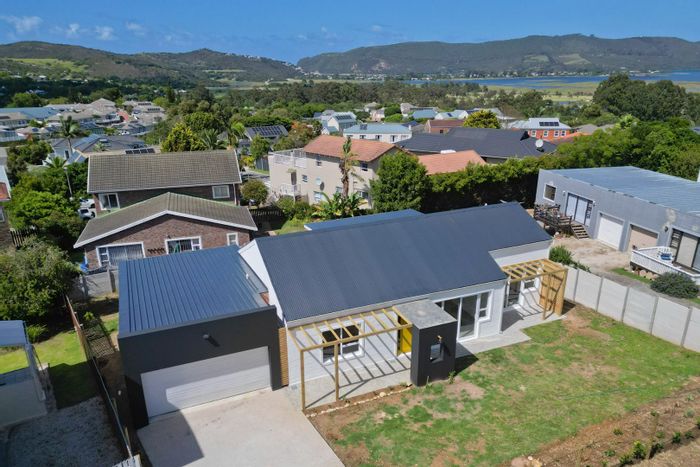 House For Sale in Hunters Estate: 3 beds, pet-friendly garden, spacious garage.