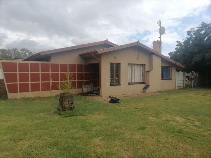 4-Bedroom House with Borehole and Separate Units in Leeudoringstad Central – For Sale