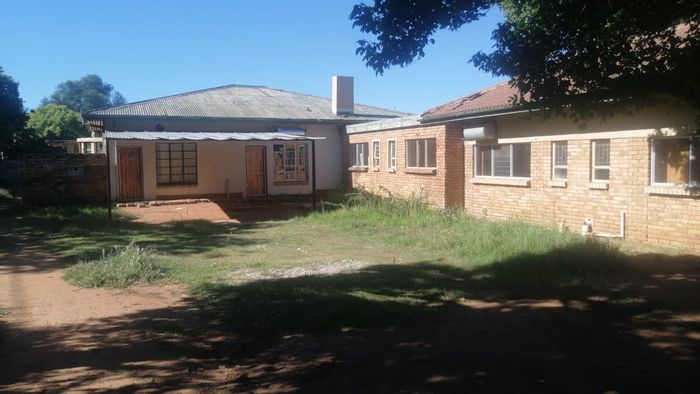 Oudorp Apartment For Sale: 6 bedrooms, prepaid meters, prime rental income potential.