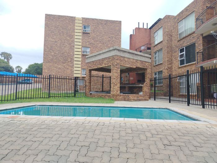 Gallagher Estate Apartment To Rent: 2 bedrooms, balcony, pool, secure complex.