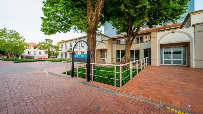 Commercial Property To Rent in Wierda Valley: Premium standalone building with café and golf course.