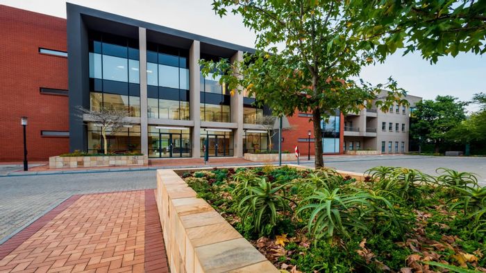 Wierda Valley Commercial To Rent: Scenic views, on-site café, backup power, prime location.