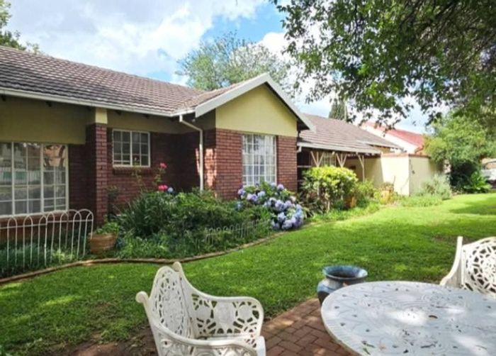 For Sale: House in Wierda Park with 4 beds, entertainment room, and security features.