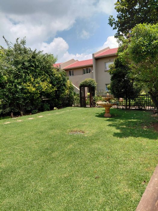 Eden Glen Townhouse To Rent: Open-plan living, private garden, pet-friendly, pool access.