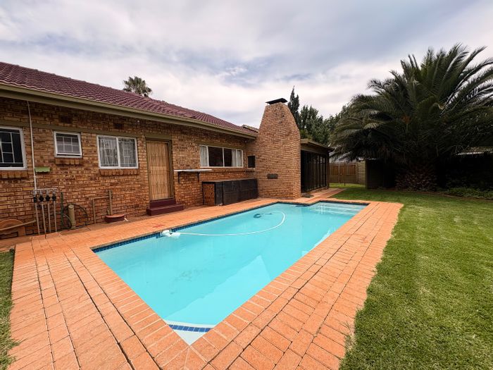 Doringkruin House For Sale: 3 beds, pool, solar power, study, security features.