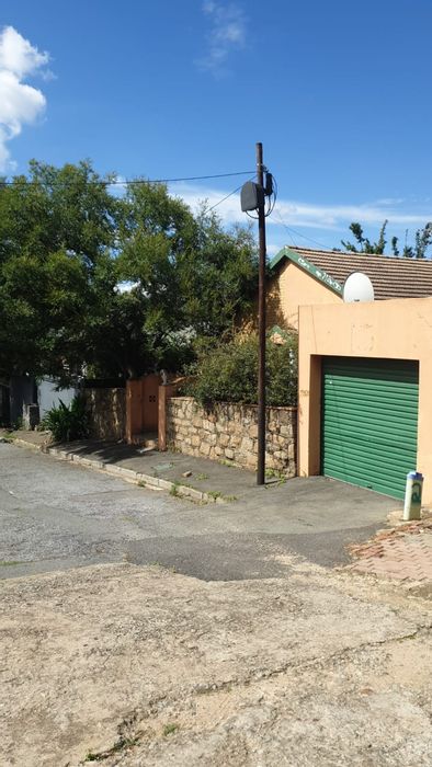 Kensington House For Sale: 3 Bedrooms, cottages, garage, and entertainment area.