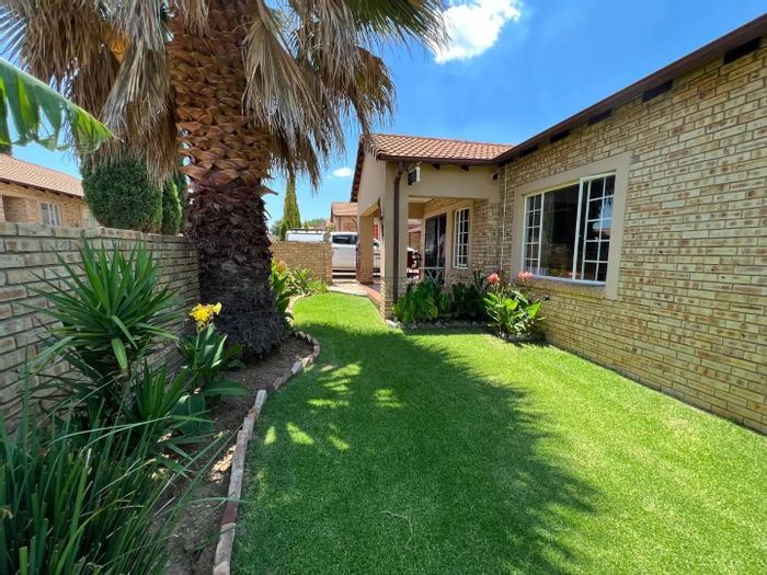 For Sale: Townhouse in Sasolburg Ext 11 with garden, carport, and pet-friendly complex.