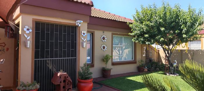For Sale: Townhouse in Vanderbijlpark CE 2 with private garden and ample parking.