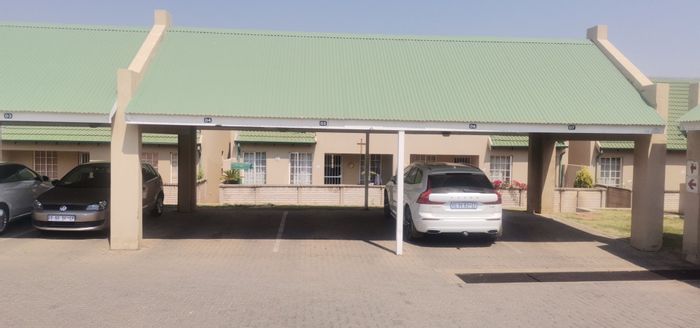 Kosmosdal Townhouse To Rent: 2 beds, private garden, secure complex, communal amenities.