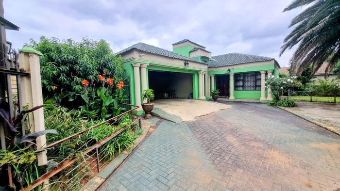 For Sale: Spacious Unitas Park house with pool, garages, and security features.