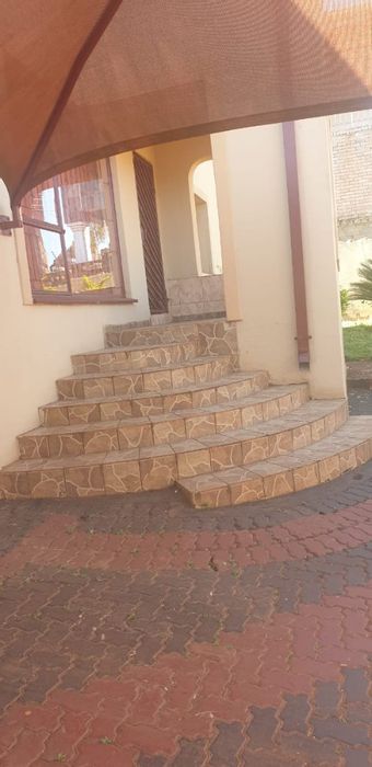 House To Rent in Thohoyandou: 3 bedrooms, 4 bathrooms, double garage, remote access.