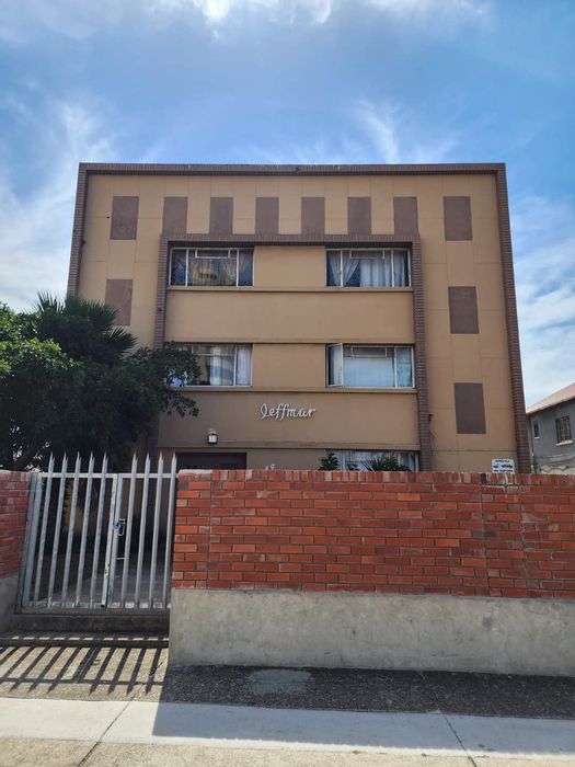 For Sale: 2-bedroom apartment in Richmond Hill with spacious lounge and large balcony.