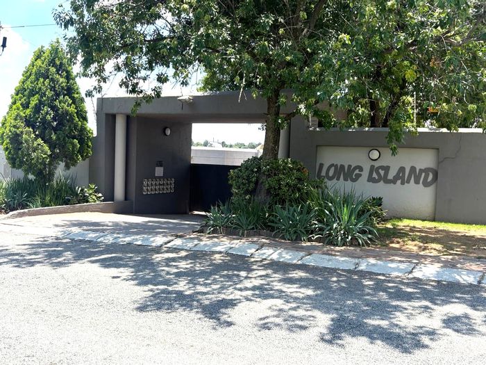 Ferndale Apartment To Rent: 2 beds, pet-friendly, pool, garden, parking included.