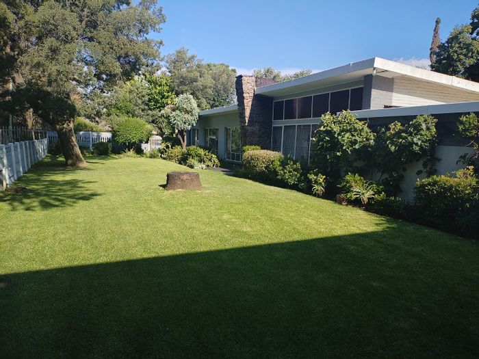 For Sale: House in Selcourt with pool, garage, and outdoor entertaining area.