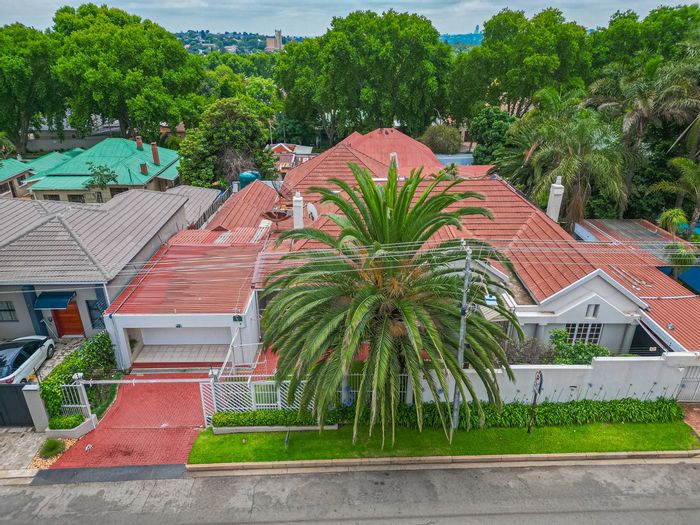 Auckland Park House For Sale: Spacious layout, pool, garage, and versatile living options.