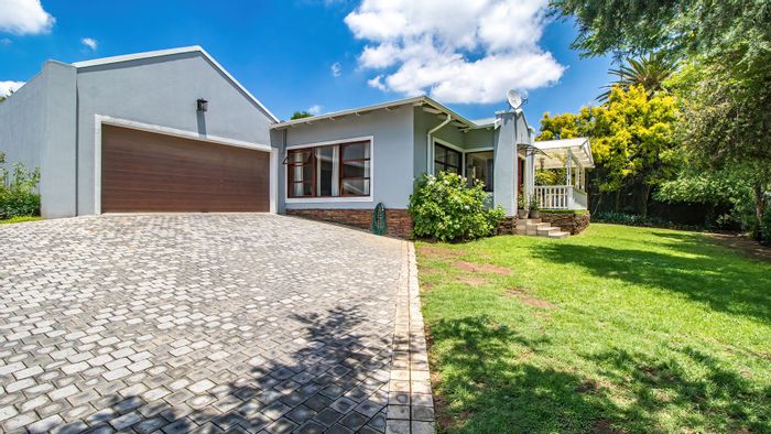 Lakeside Village House To Rent: Family home with pool, cottage, and solar power.